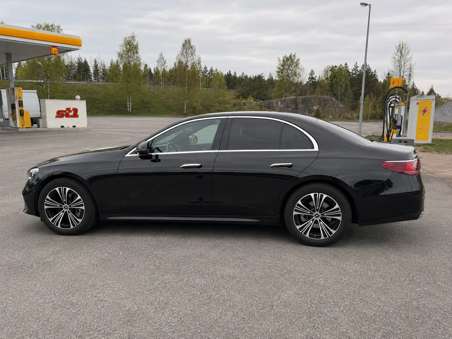 Mercedes-Benz E-Class business sedan — side profile at the station · Helsinki Airport Taxi