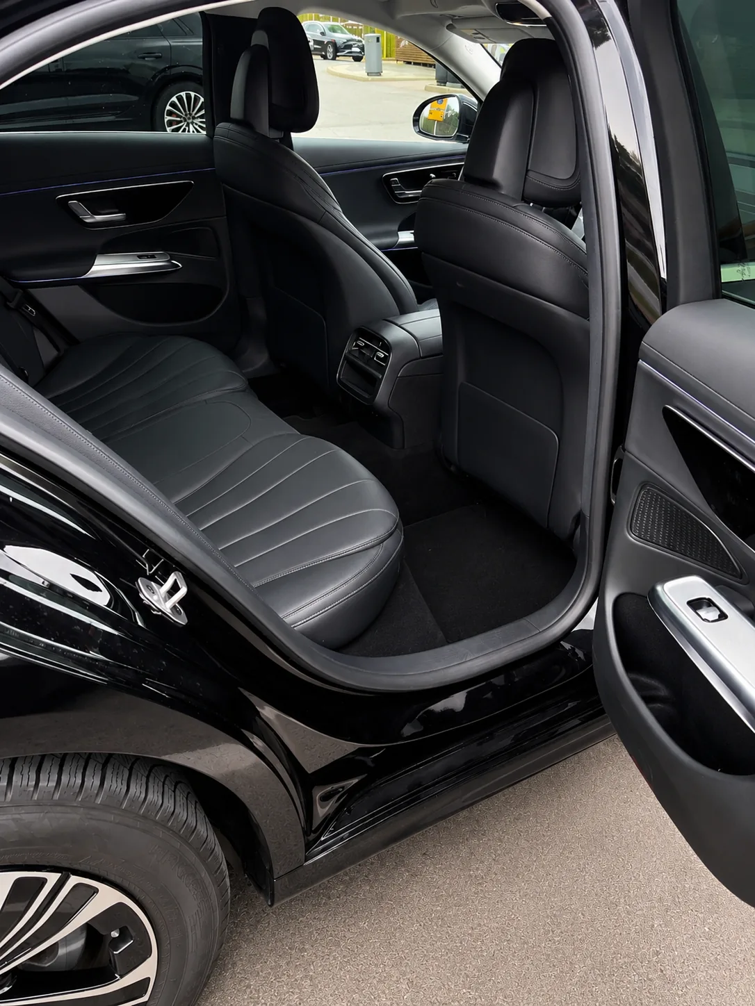 Mercedes-Benz E-Class business sedan — rear seats and legroom · Helsinki Airport Taxi