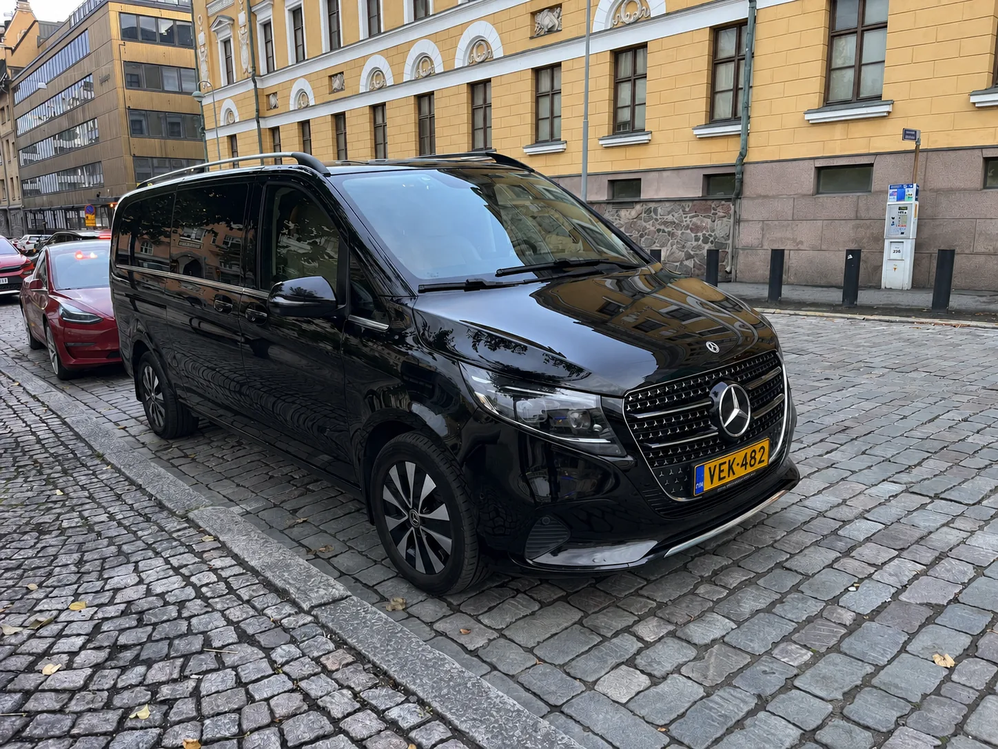 Mercedes-Benz V-Class first-class van — front three-quarter view · Helsinki Airport Taxi