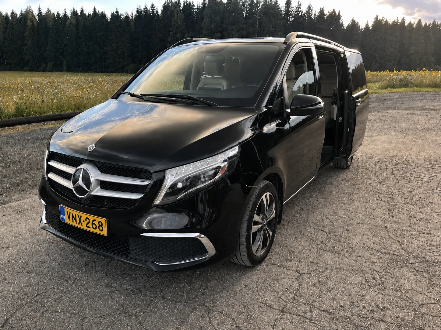 Mercedes-Benz V-Class first-class van — front three-quarter, doors closed · Helsinki Airport Taxi