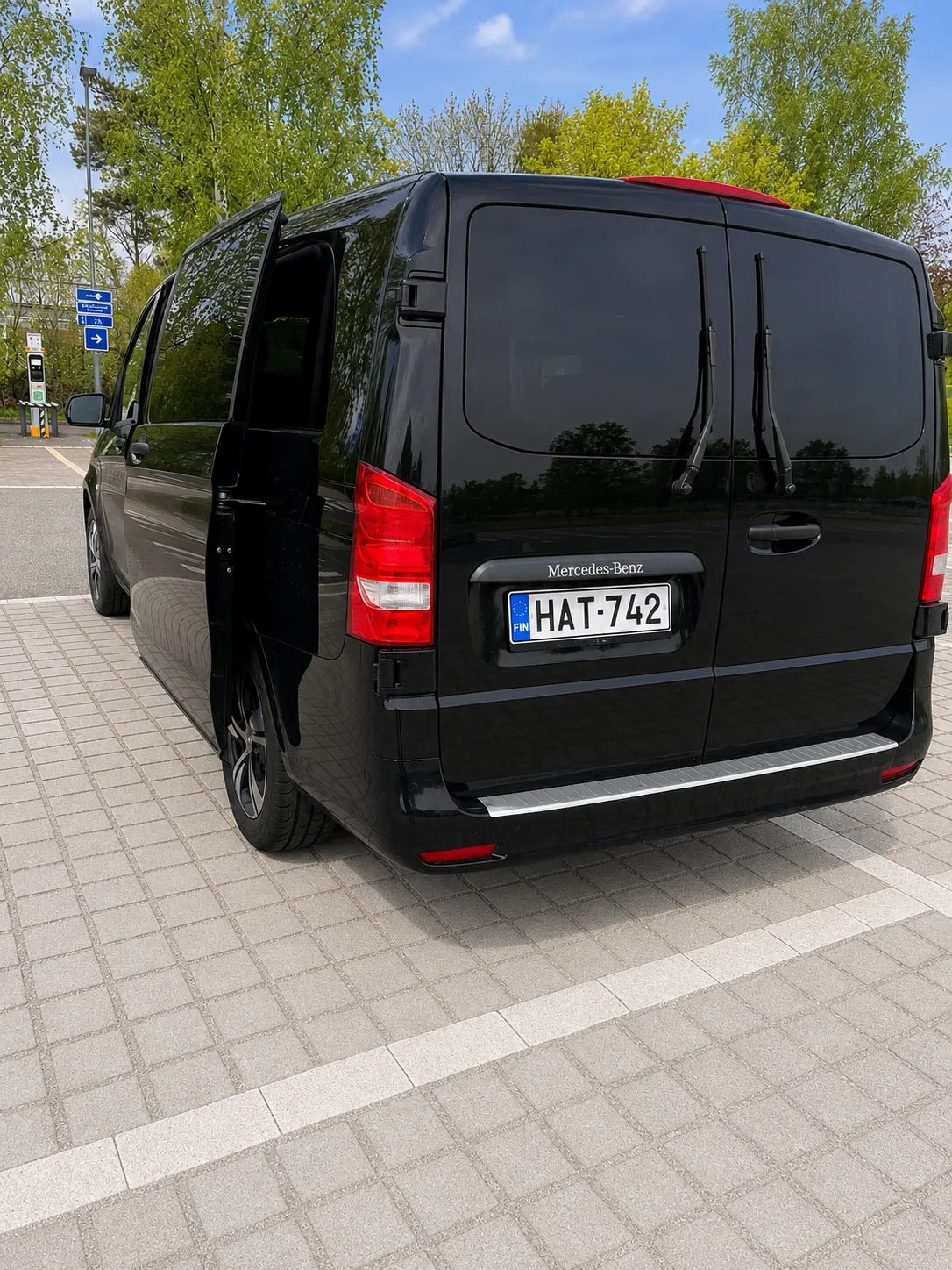 Mercedes-Benz Vito business van — rear view · Helsinki Airport Taxi