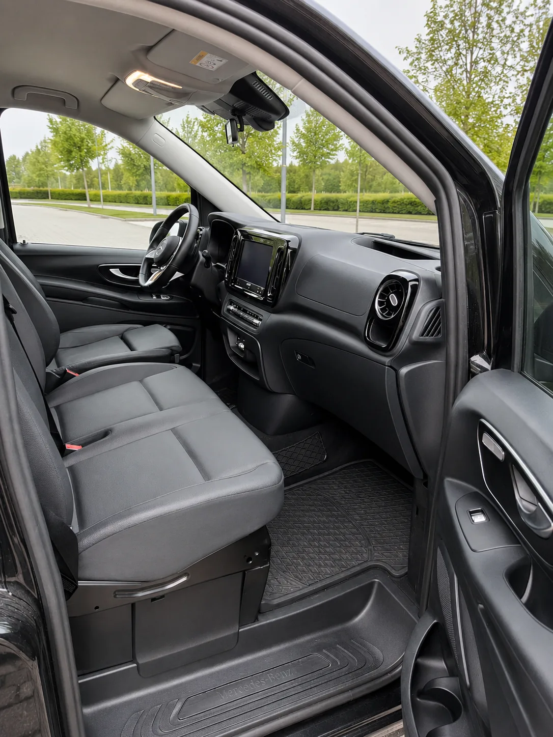 Mercedes-Benz Vito business van — front cabin · Helsinki Airport Taxi